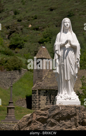 Statue de la Sainte Vierge en face de chapelle près de château d'Alleuze dans le Cantal, Auvergne, France, Europe. Banque D'Images