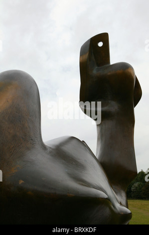 Henry Moore sculpture bronze - Deux pièces Figure inclinables : Cut 1979 - 1981 Banque D'Images