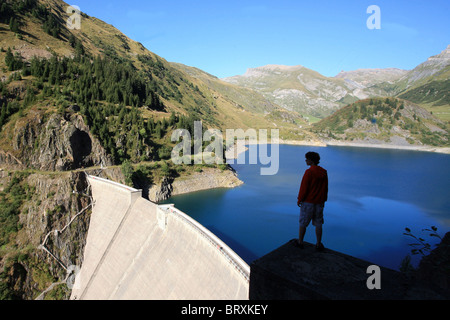 LA GITTAZ BARRAGE, un barrage-poids MIS EN SERVICE EN 1967 ET SITUÉ DANS LE BEAUFORTAIN ARECHES-BEAUFORT, près de Savoie (73) Banque D'Images