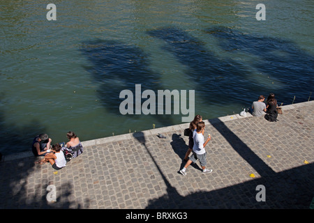 Détente au bord de la Seine, quai de Bourbon, ÎLE SAINT LOUIS, PARIS, FRANCE Banque D'Images