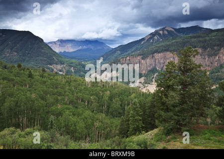 Nuages d'été sur une vallée dans la région de montagnes de San Juan, au Colorado (USA) Banque D'Images