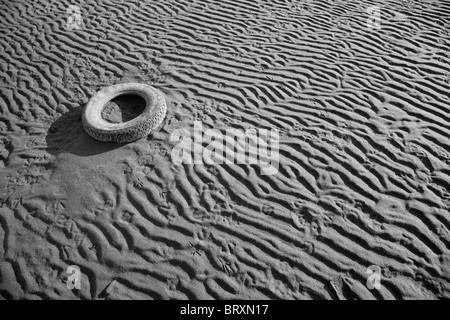 Pneu de voiture jetée de sand beach Banque D'Images