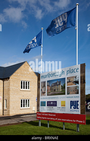 Inscrivez-vous nouveau publicité construire des maisons en pierre locale sur les nouveaux estate Woodstock Oxfordshire England UK Banque D'Images