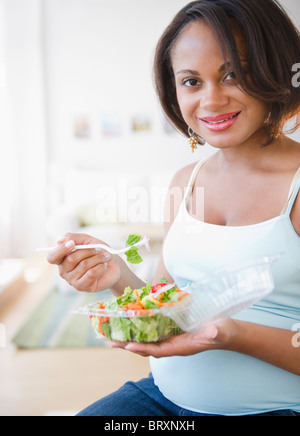 Young woman eating salad Banque D'Images