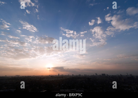 Coucher de soleil sur le Caire avec un aperçu des grandes pyramides à l'horizon, l'Égypte. Banque D'Images