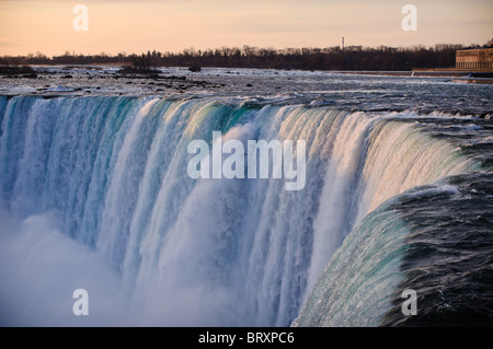 Une photo de la brink of Niagara Falls tourné du côté canadien en hiver. Banque D'Images