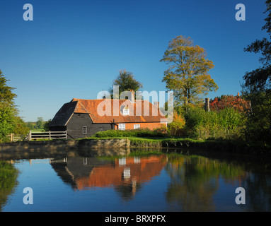 Park à Batemans Mill Pond, Burwash, East Sussex, Angleterre, Royaume-Uni. Banque D'Images