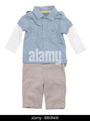 Vêtements bébé garçon isolé sur fond blanc avec clipping path Banque D'Images