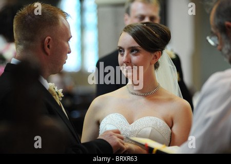 Mariée et le marié mariage au service de l'église Banque D'Images