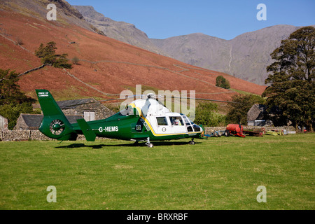 Great North Air Ambulance, sur un appel à Wasdale Head, Cumbria. Aucun équipage visible. Banque D'Images