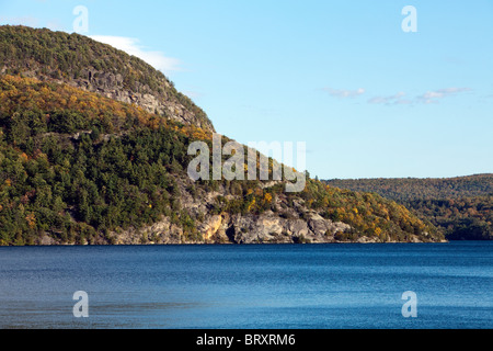 Vues à partir de la Haye, New York donnant sur le lac George. Ciel bleu de l'île vallonnée. Banque D'Images