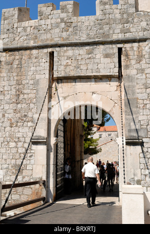 Une belle vue à la porte Ploce, construit en 1628. La porte Ploce est l'Est de l'entrée principale de la vieille ville de Dubrovnik. Ploce .. Banque D'Images