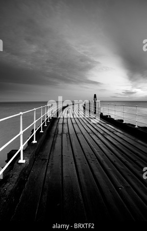 Dawn octobre West Pier de Whitby, North Yorkshire Banque D'Images