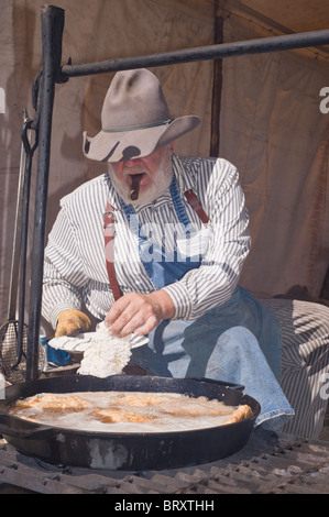 Un fumeur de cigare, à la cook cowboy Lincoln County Cowboy Symposium et Chuck Wagon Cook-Off, Ruidoso Downs, Nouveau Mexique. Banque D'Images