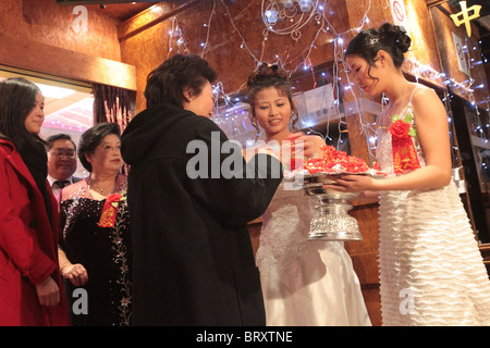 Mariage chinois traditionnel, l'ACCUEIL DES INVITÉS PAR LA FAMILLE, PARIS (75), 13ème ARRONDISSEMENT Banque D'Images