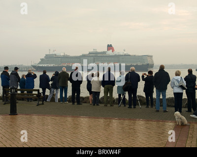 La Cunard Queen Elizabeth arrivant à Southampton en Angleterre UK pour la première fois le 8 octobre 2010. Banque D'Images