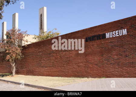 Extérieur de la Musée de l'APARTHEID, Jo'burg, Johannesburg, la province de Gauteng, AFRIQUE DU SUD Banque D'Images