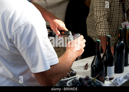 Verser le vin, l'homme 'Fete des vendanges' , vendanges fest Banque D'Images