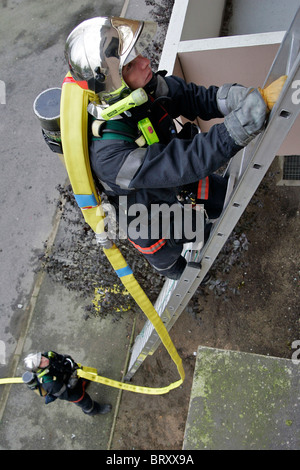 La lutte contre l'INCENDIE AVEC LES FLEXIBLES ENROULÉS À PARTIR DE L'INCENDIE, LES POMPIERS DE REZÉ, LOIRE-ATLANTIQUE (44), FRANCE Banque D'Images