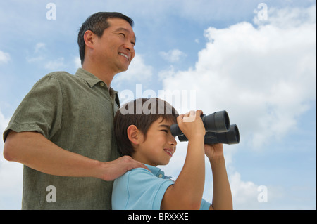 Avec Père Fils binoculars Banque D'Images