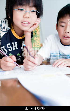Les enfants à faire leurs devoirs au Japon Banque D'Images