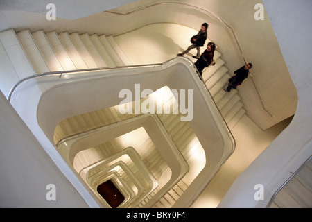 Escalier MÉTALLIQUE DANS LA CAIXA FORUM, CENTRE CULTUREL, MADRID, ESPAGNE Banque D'Images