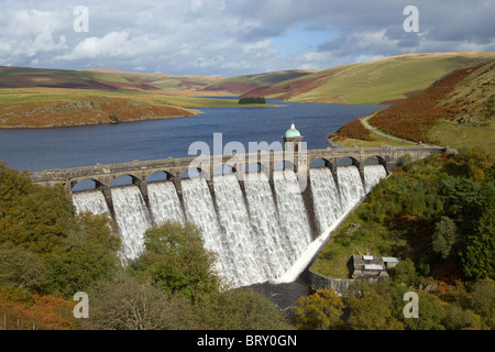 Craig Goch et réservoir avec de l'eau du barrage qui débordent, Elan Valley, le Pays de Galles. Banque D'Images