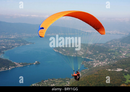 Parapente SUR LE COL DE LA FORCLAZ, COL DU LAC d'ANNECY, UNESCO WORLD HERITAGE SITE, HAUTE-SAVOIE (74), FRANCE Banque D'Images