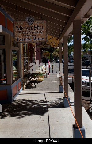 Une scène de Murphys Californie old time centre-ville centre commercial avec restaurants, dégustation de vin et d'hébergement disponible Banque D'Images