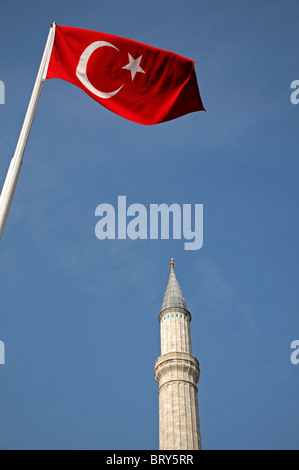 Turquie turc de l'emblème du drapeau national croissant de lune blanc star center Ay Yıldız Albayrak rouge devant la laïcité minaret Banque D'Images