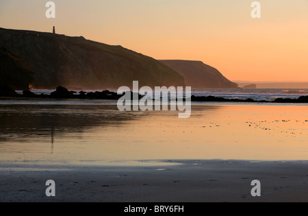 Coucher du soleil sur la plage de la côte nord des Cornouailles, Porthtowan , England, UK. Banque D'Images