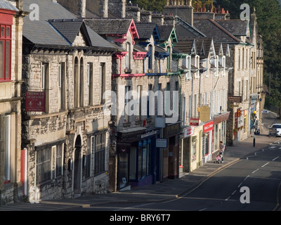 Rue principale Grange Over Sands Cumbria est populaire pour ses nombreuses petites boutiques indépendantes Banque D'Images