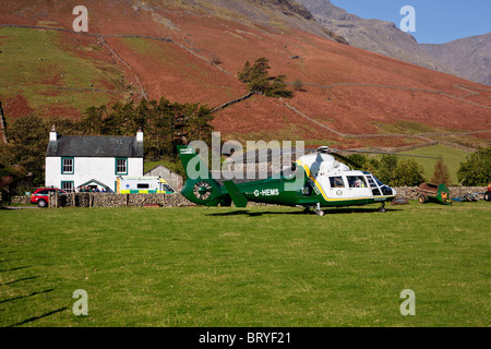 Great North Air Ambulance assiste à un appel à Wasdale Head, Cumbria, accompagné d'un médecin du NHS et ambulance. Banque D'Images