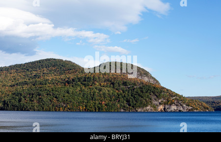 Vues à partir de la Haye, New York donnant sur le lac George. Ciel bleu de l'île vallonnée. Banque D'Images