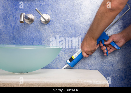 L'homme à l'aide d'un pistolet à calfeutrer, close-up Banque D'Images