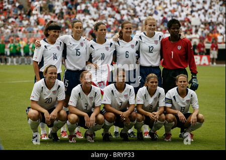 Les USA National Team à partir de onze lignes avant une Coupe du Monde féminine 2003 match de football contre la Suède (détails dans desc). Banque D'Images