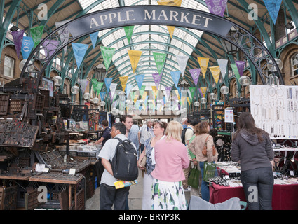 Londres, Royaume-Uni. Marché de l'Apple, Covent Garden, étals de vente antiquités, art et artisanat Banque D'Images