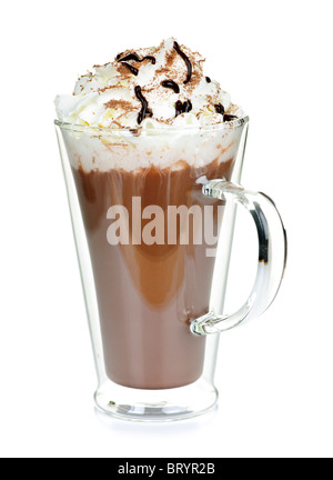 Chocolat chaud avec de la crème fouettée dans mug isolated on white Banque D'Images