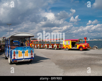 Visite de touristes et train touristique à Nessebar, Bulgarie entrée Banque D'Images