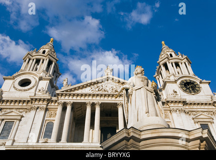 La Cathédrale St Paul et la statue de la reine Victoria, Londres, Angleterre, Royaume-Uni. Banque D'Images