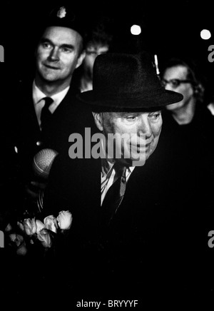 Charlie Chaplin arrive à l'aéroport de Stockholm Arlanda pour une courte visite à Stockholm et une rencontre avec le réalisateur Ingmar Bergman Banque D'Images