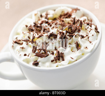 Du chocolat chaud avec des copeaux de chocolat et crème fouettée Banque D'Images