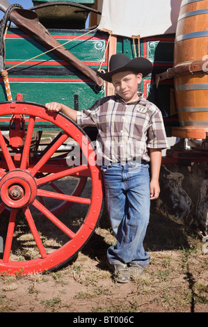 Un jeune cowboy et chuck wagon, à la Lincoln County Cowboy Symposium et Chuck Wagon Cook-Off, Ruidoso Downs, Nouveau Mexique. Banque D'Images