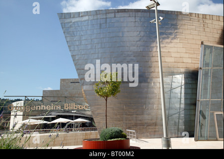 Les détails architecturaux à l'entrée au Musée Guggenheim, Bilbao, Espagne Banque D'Images