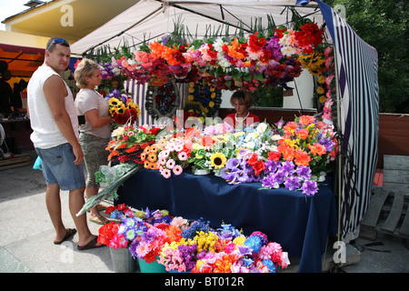 Un petit stand de vendre des fleurs artificielles, Brest, Biélorussie Banque D'Images