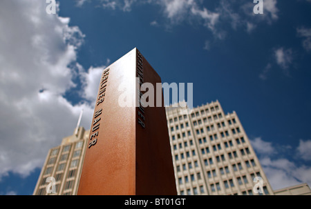 Panneau d'informations sur mur de Berlin Potsdamer Platz, Berlin, Allemagne Banque D'Images