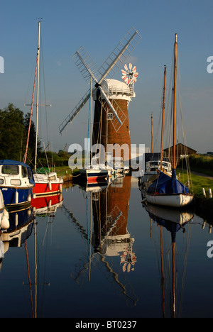 Une tour en brique rouge, la pompe du vent avec un bateau cap en forme et quatre voiles, vent, pompe de drainage Horsey, Norfolk UK Juillet 2007 Banque D'Images