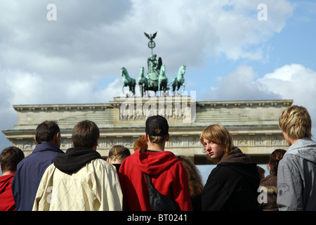 Les adolescents à la porte de Brandebourg, Berlin, Allemagne Banque D'Images