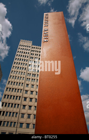 Panneau d'informations sur mur de Berlin Potsdamer Platz, Berlin, Allemagne Banque D'Images