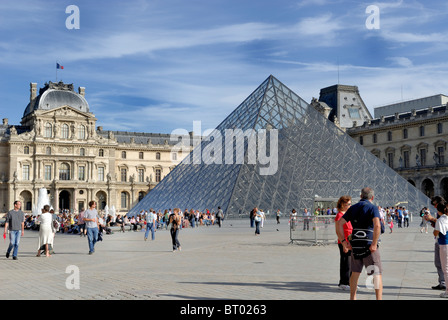 Cour intérieure du palais du Louvre, la pyramide du Louvre, avec pavillon Sully en arrière-plan, et de ses nombreux touristes à Paris. Banque D'Images